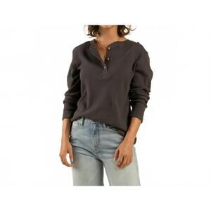 NEW SENDERO PROVISIONS CO. the maven henley top in charcoal